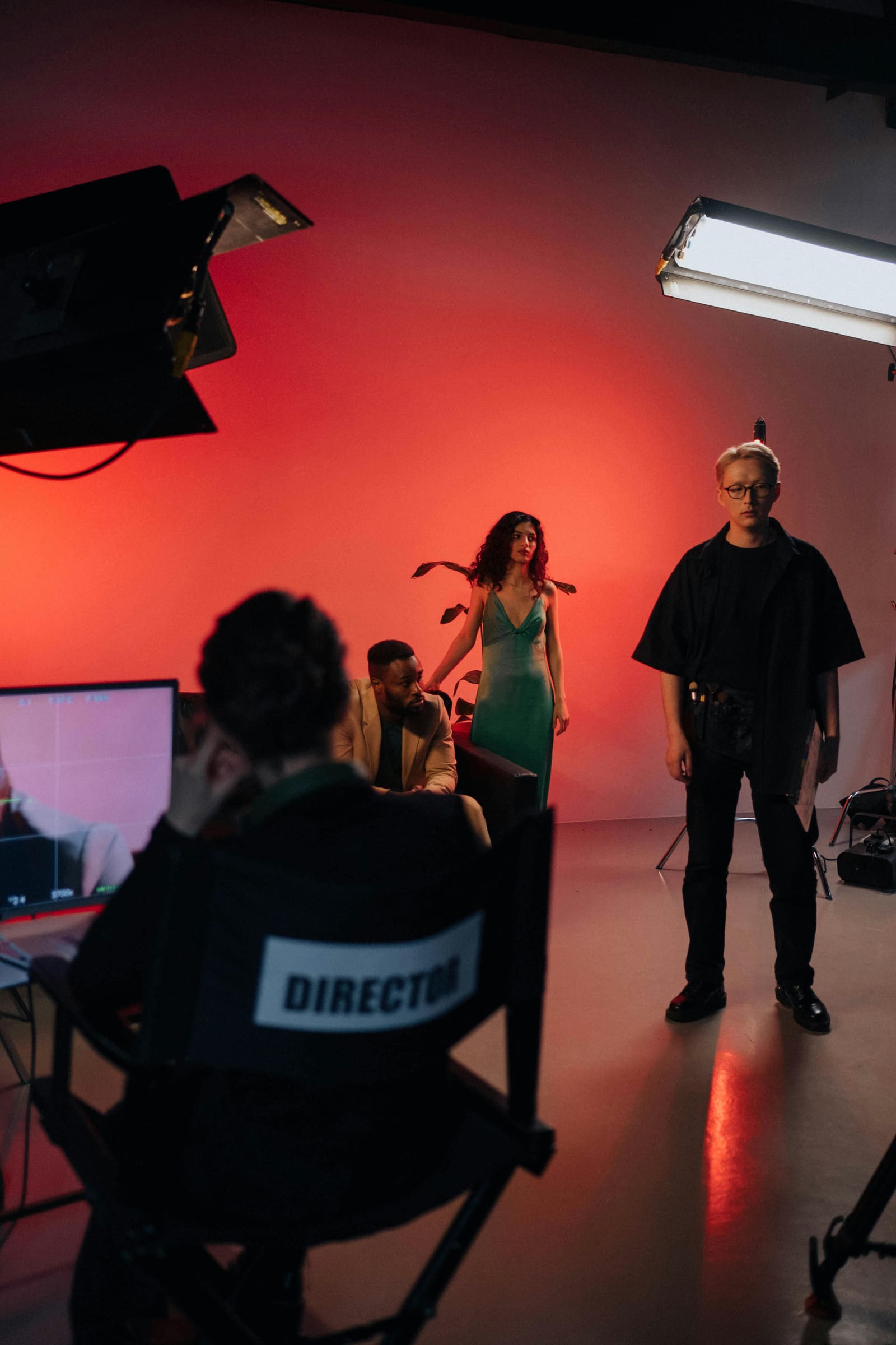 Film director quietly giving guidance to an actor on set, illustrating how to direct actors for natural and realistic performances.